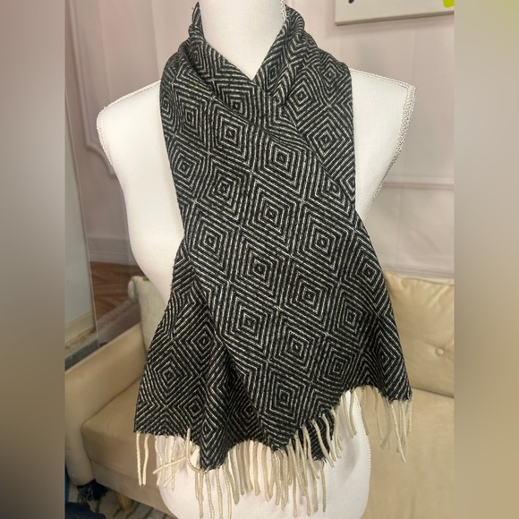 Christian Dior Black and White Geometric Scarf - Picture 4 of 4